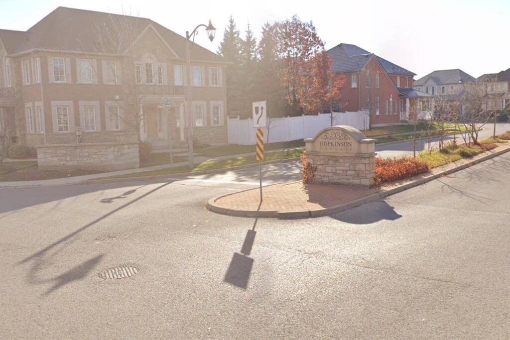 Finished 2 Bedroom Apartment In An Upscale Area Of Ajax Buitenkant foto